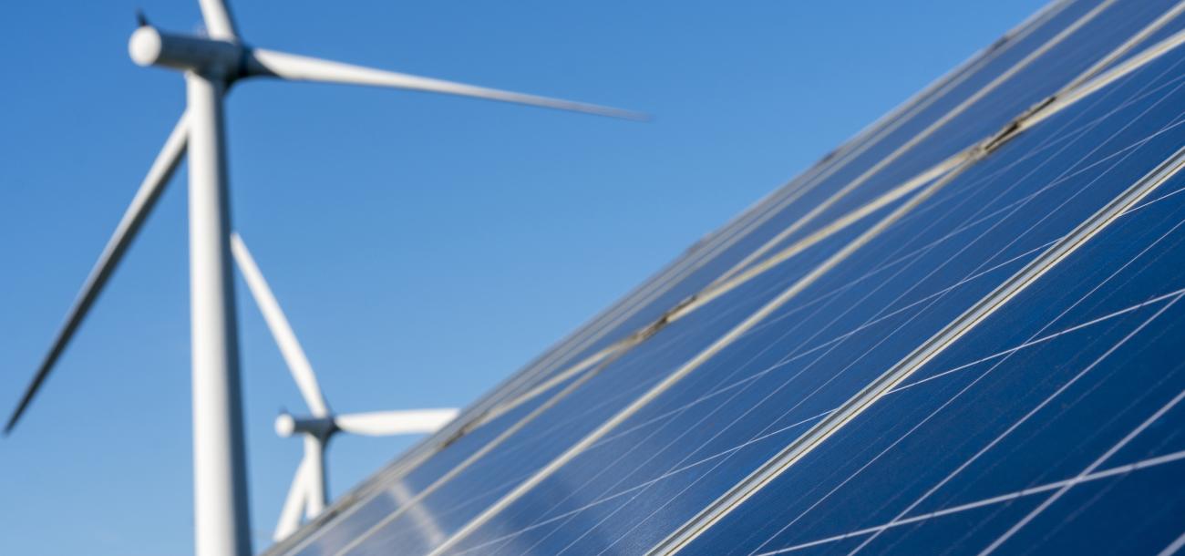 Inovacijos pakeliui: kaip suderinti saulės ir vėjo jėgainių generuojamą energiją?