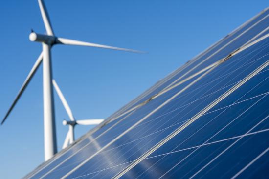 Inovacijos pakeliui: kaip suderinti saulės ir vėjo jėgainių generuojamą energiją?