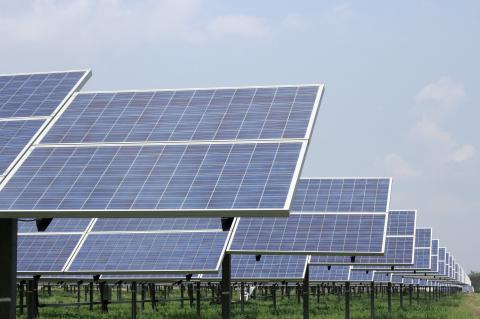 „Ignitis gamyba“ pradėjo didžiausios 3 MW saulės elektrinės įrengimą Baltijos šalyse