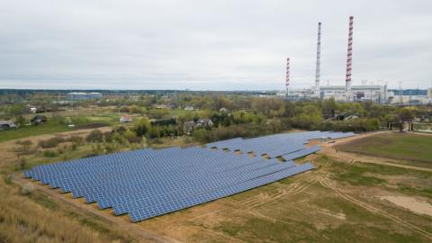Šalia Elektrėnų atidarytas pirmasis pasaulyje visiems šalies gyventojams prieinamas saulės elektrinių parkas