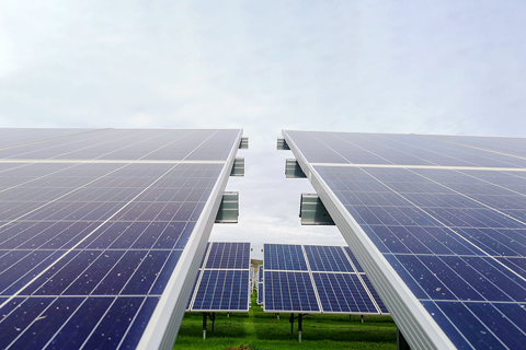  „Ignitis saulės parkai“ pasiūlė unikalią naujovę Lietuvoje – nutolusias saulės elektrines verslui 