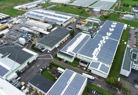 Ant parketo gamintojo pastatų „Ignitis“ įrengė vieną galingiausių saulės elektrinių regione 